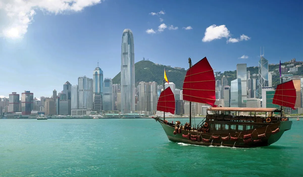 Лодка плывет по морю рядом с островом Гонг Конг